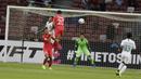 Bek Timnas Indonesia, RIcky Fajrin, duel udara dengan gelandang Singapura, Ikhsan, pada laga Piala AFF di Stadion Nasional, Singapura, Jumat (9/11). Singapura menang 1-0 atas Indonesia. (Bola.com/M. Iqbal Ichsan)