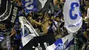 Suporter tim Maung Bandung bersorak saat menyaksikan laga Persib melawan Mitra Kukar FC di babak 8 besar Piala Presiden 2017 di Stadion Manahan, Solo, Sabtu (25/2). Persib unggul 3-2 dan lolos ke semifinal. (Liputan6.com/Helmi Fithriansyah)