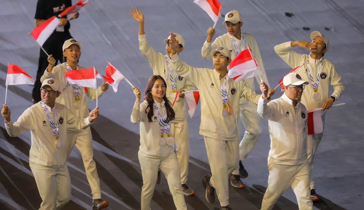 Posisi ini sekaligua yang terbaik bagi Indonesia di ajang SEA Games sejak 1995, di luar status sebagai tuan rumah. Tampak dalam foto, perwakilan atlet Indonesia saat mengikuti parade upacara penutupan SEA Games 2025 di Rajamangala Stadium, Bangkok, Thailand, Sabtu (20/12/2025). (Bola.com/Bagaskara Lazuardi)