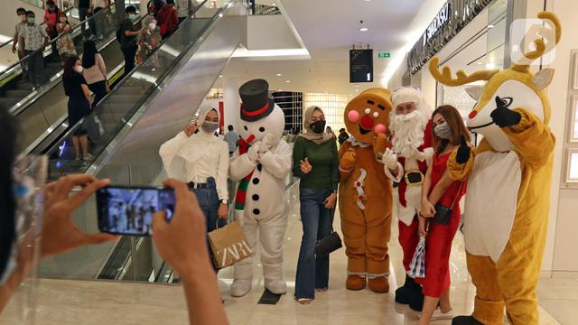 FOTO: Lengkapi Kebahagiaan Natal, Sinterklas Hibur Pengunjung Mal di Jakarta