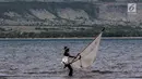 Seorang warga di salah satu pantai yang ada di Sumba sedang menangkap udang-udang menggunakan jaring. Masyarakat sumba memanfaatkan hasil laut sebagai mata pencaharian. (Liputan6.com/Johan Tallo)