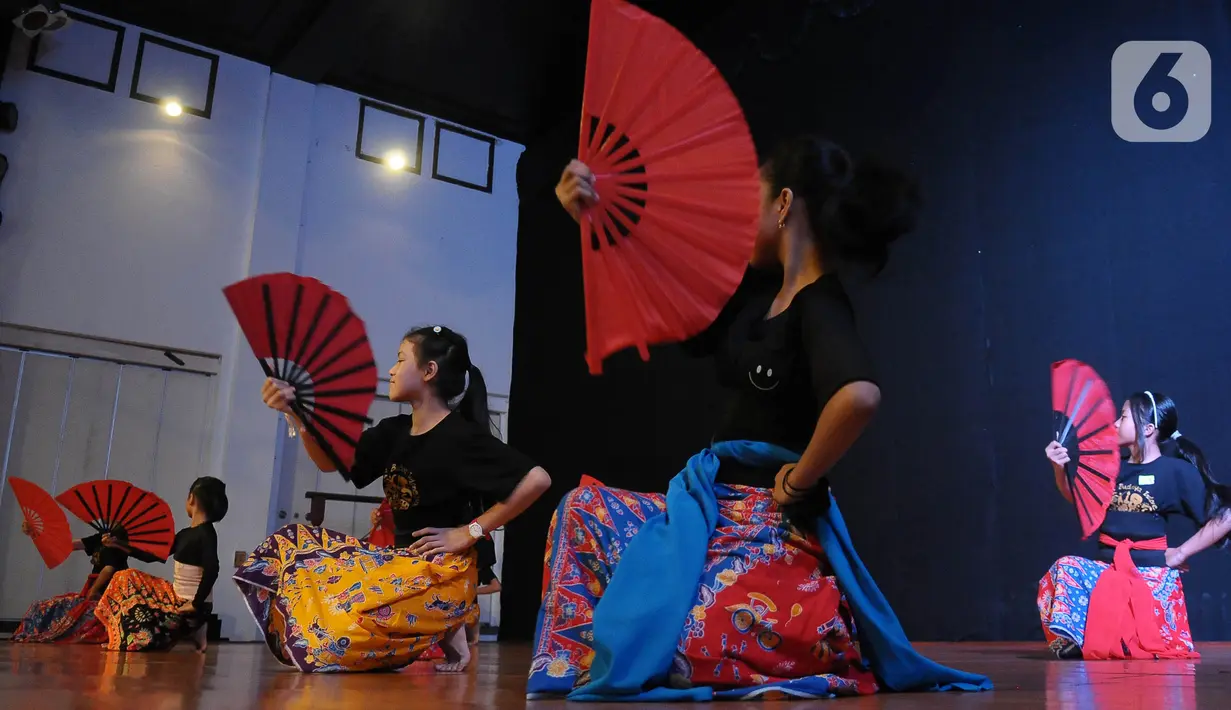 Acara ini juga untuk charity di lima yayasan
jadi untuk saling berbagi itu tidak mesti uang, tapi melalui karya dan seni untuk berbagi dengan anak Indonesia. (merdeka.com/Imam Buhori)