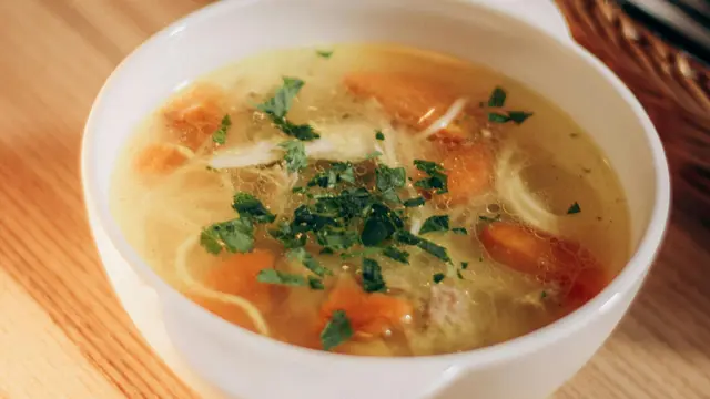 Resep Kaldu Ayam Bening yang Kaya Rasa Ala Chef Profesional