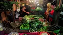 Kenaikan bahan bakar minyak (BBM) mengakibatkan harga kebutuhan pokok di sejumlah pasar mengalami kenaikan, Jakarta, Selasa (18/11/2014). (Liputan6.com/Johan Tallo)