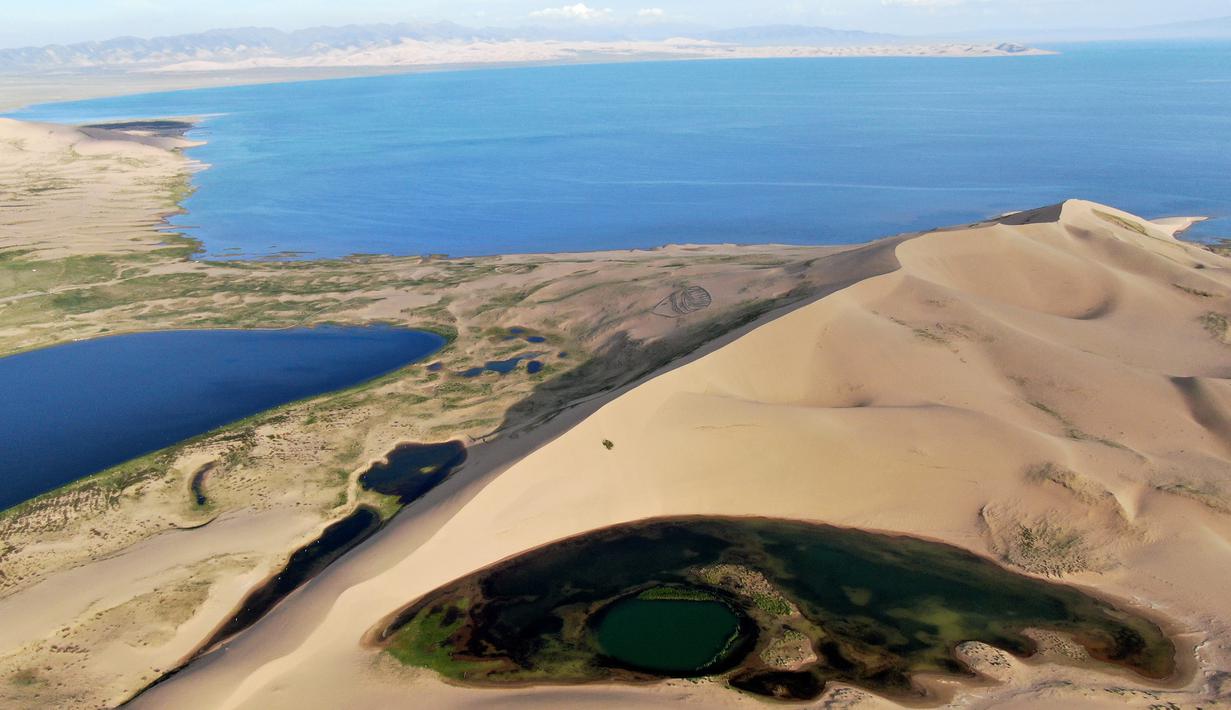 FOTO: Pemandangan Danau Qinghai di China yang Menakjubkan ...