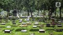 Seorang wanita berjalan di Tempat Pemakaman Umum (TPU) Karet Bivak, Jakarta, Minggu (27/6/2021). Pemerintah Provinsi DKI Jakarta membatasi aktivitas dan kunjungan ke TPU selama penyesuaian pemberlakuan pembatasan kegiatan masyarakat (PPKM) Mikro. (Liputan6.com/Faizal Fanani)
