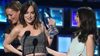 Dakota Johnson di atas panggung People Choice Awards 2016. (foto: abcnews)