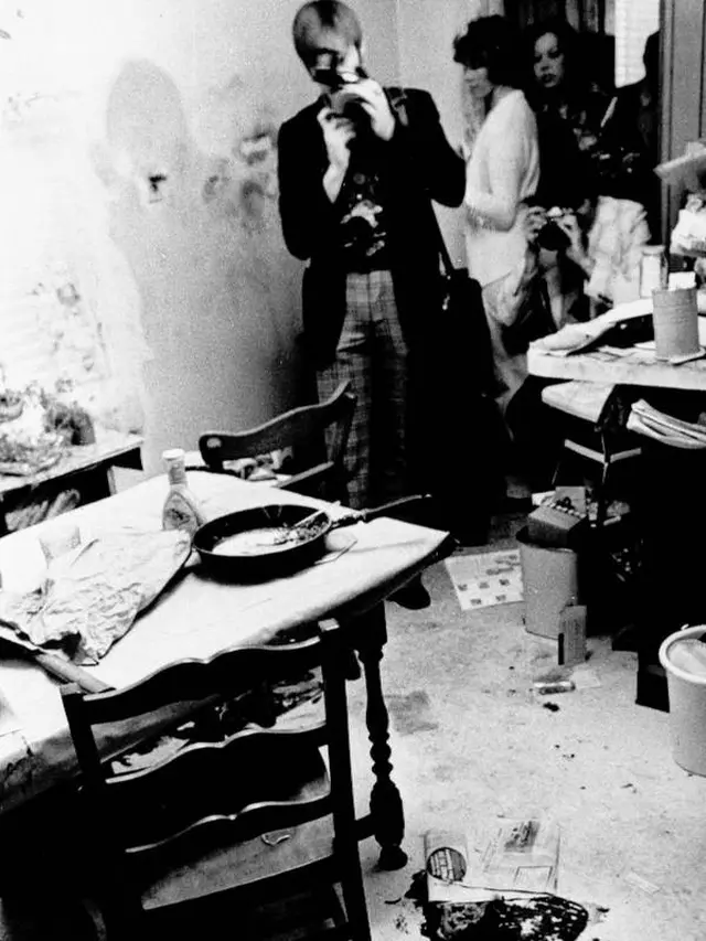 Anggota media mengunjungi Hamilton, Ohio, rumah tempat sebelas orang ditemukan terbunuh pada Minggu Paskah 1975.