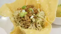 Yummy, Sensasi Makan Mi dalam Mangkuk Pangsit