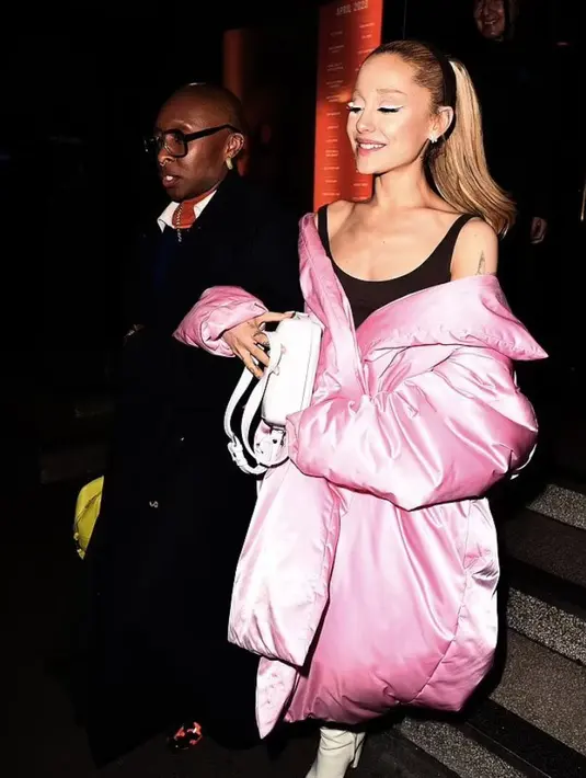 Wajahnya juga tampak makin tirus. Penggemar berharap kondisi Ariana tetap sehat meski tampak lebih kurus. [Foto: Instagram @arianagrande]