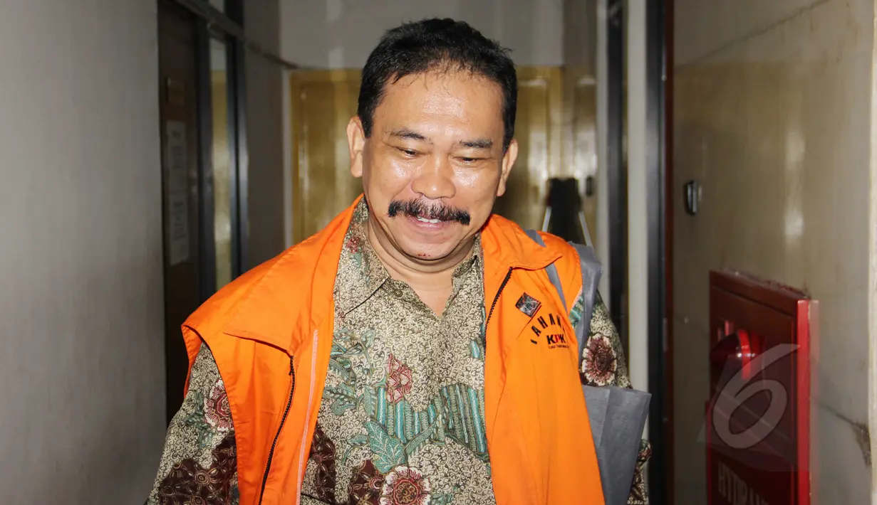 Raja Bonaran Situmeang hanya tersenyum usai menjalani sidang lanjutan di Pengadilan Tipikor, Jakarta, Senin (16/3/2015). Majelis hakim menolak nota keberatan (eksepsi) Bonaran atas dakwaan Jaksa KPK. (Liputan6.com/Helmi Afandi)
