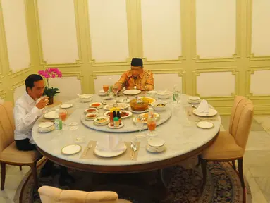 Suasana makan siang Presiden Joko Widodo dan Ketua Umum PBNU, Said Aqil Siradj di Istana Merdeka, Jakarta, Rabu (11/1). Pertemuan ini masih dalam rangka silaturahim kebangsaan yang dilakukan Presiden sejak akhir 2016 lalu. (Liputan6.com/Angga Yuniar)