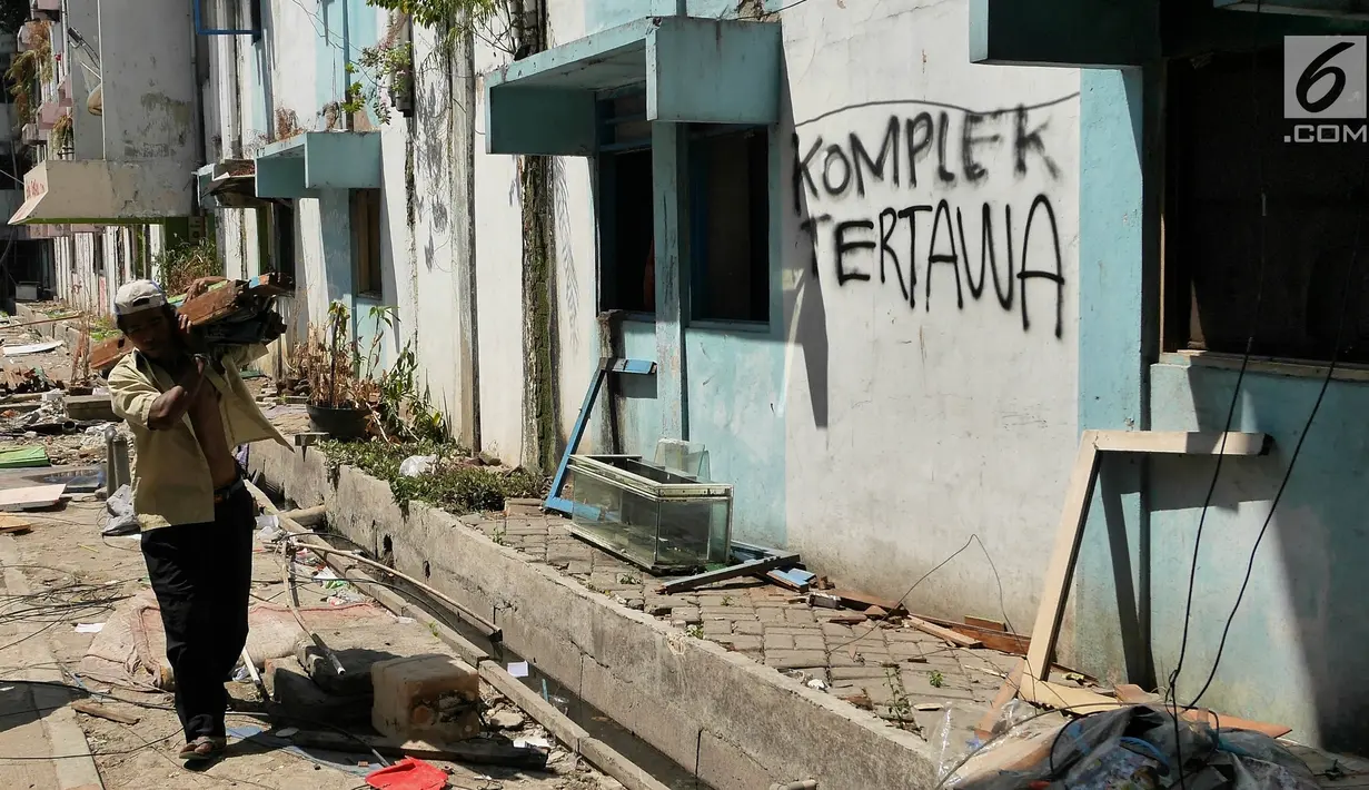 Pekerja membongkar Rumah Susun Karang Anyar, Jakarta Pusat, Selasa (11/9). Rumah Susun yang berdiri sejak 1987 rencananya akan direvitalisasi menjadi dua tower dengan ketinggian 16 lantai, dan ditargetkan selesai 2020. (Liputan6.com/Herman Zakharia)