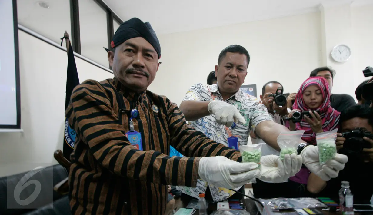 Petugas menunjukan barang bukti gelar perkara narkoba di BNNP DIY,(19/08). BNNP berhasil mengungkap kasus peredaran narkoba di Lapas narkoba Pakem dengan menetapkan 4 tersangka. (Boy Harjanto)