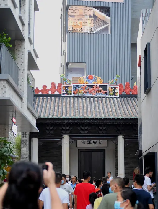 Para turis mengunjungi kota kuno Nantou di Distrik Nanshan, Shenzhen, Provinsi Guangdong, China selatan (29/8/2020). Dengan sejarah hampir 1.700 tahun, kota kuno Nantou kini menjadi objek wisata. (Xinhua/Mao Siqian)