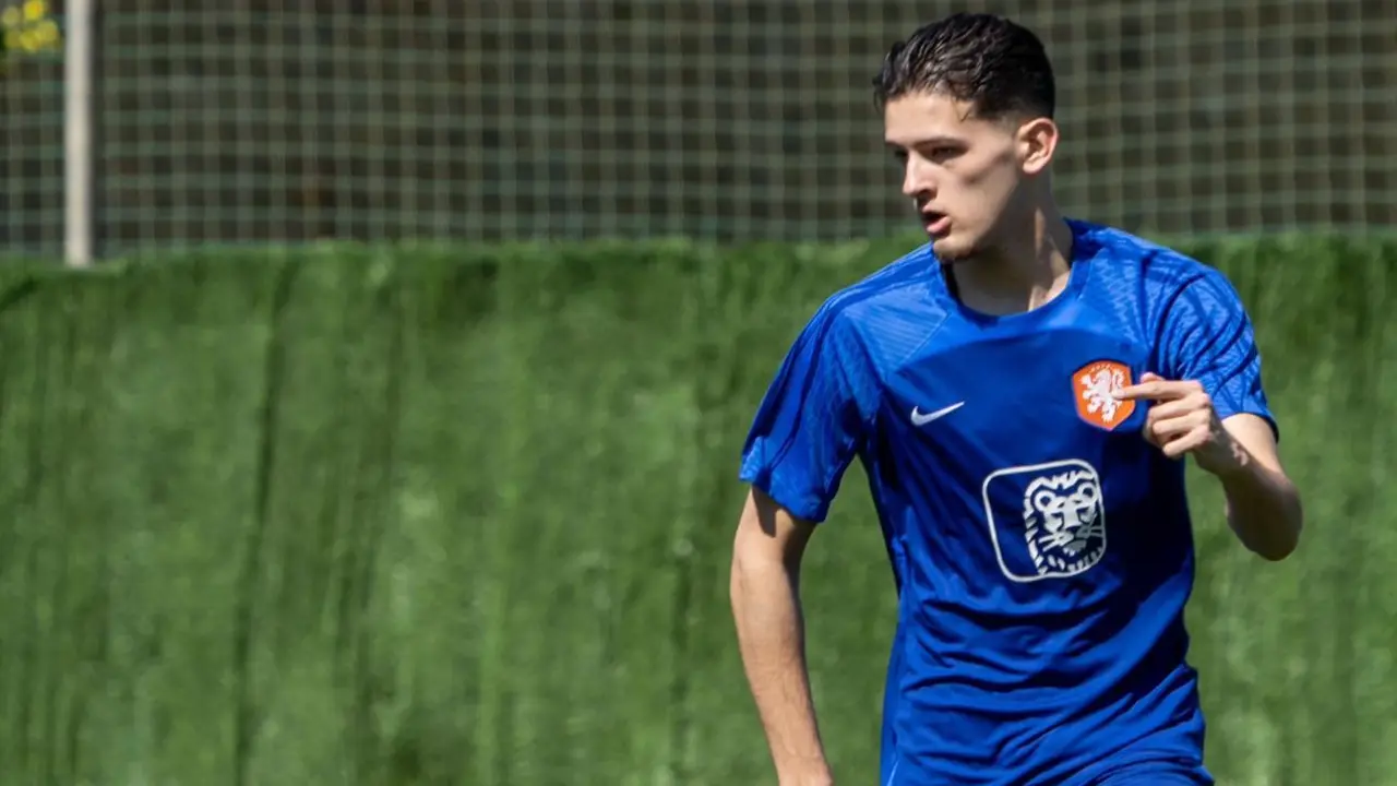 Justin Hubner sedang berlatih dengan Timnas Belanda U-20.