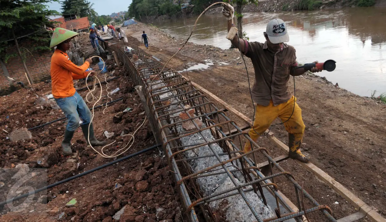Sejumlah Pekerja memasang Kawat besi dan beton Tanggul di Pinggiran kali ciliwung, Kalibata, Jakarta, Sabtu (2/4) Pemasangan beton tanggul tersebut untuk meminimalisir banjir kiriman yang sering terjadi di kawasan tersebut. (Liputa6.com/Helmi Afandi)