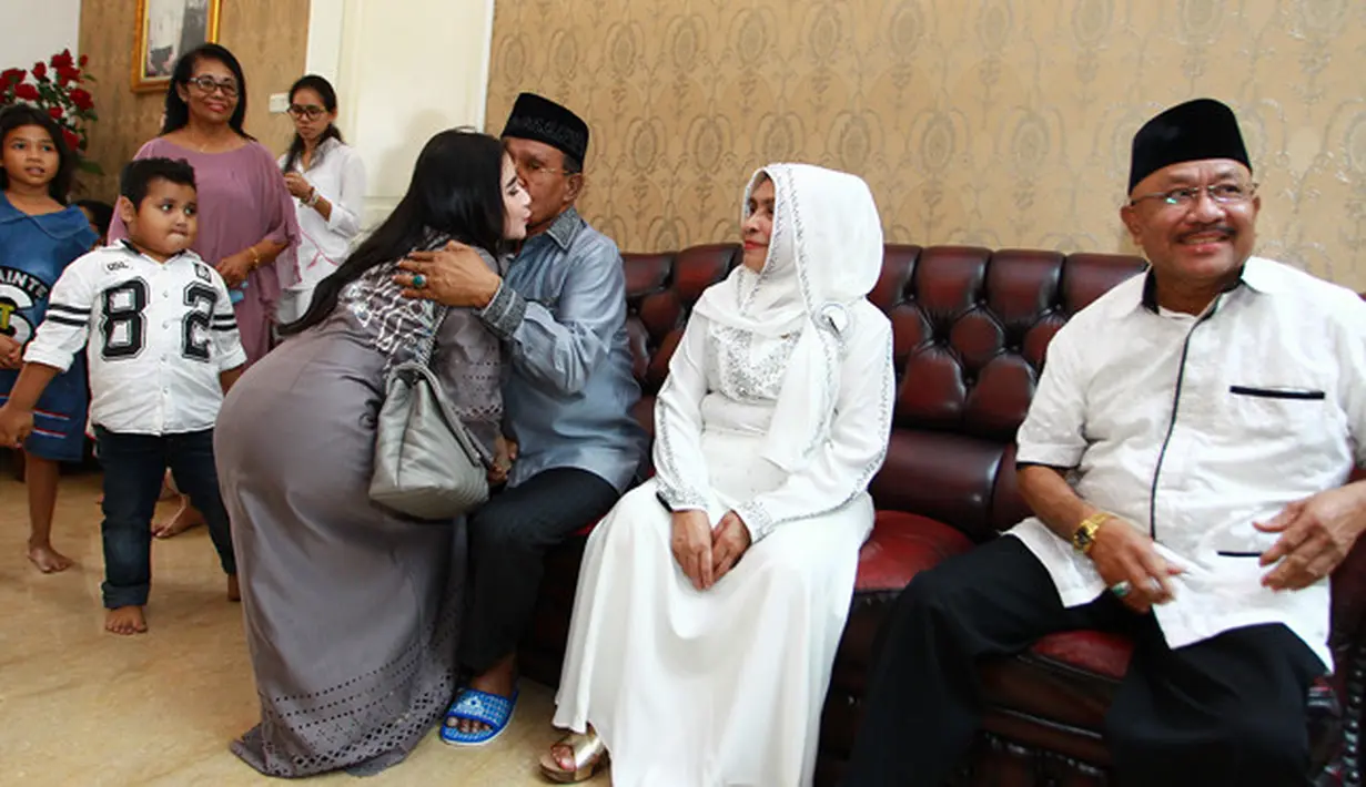 Sungkeman menjadi tradisi setiap lebaran di keluarga besar Prilly. Hal ini dilakukan sebagai bentuk permohonan maafnya kepada orang tua. (Adrian Putra/Bintang.com)