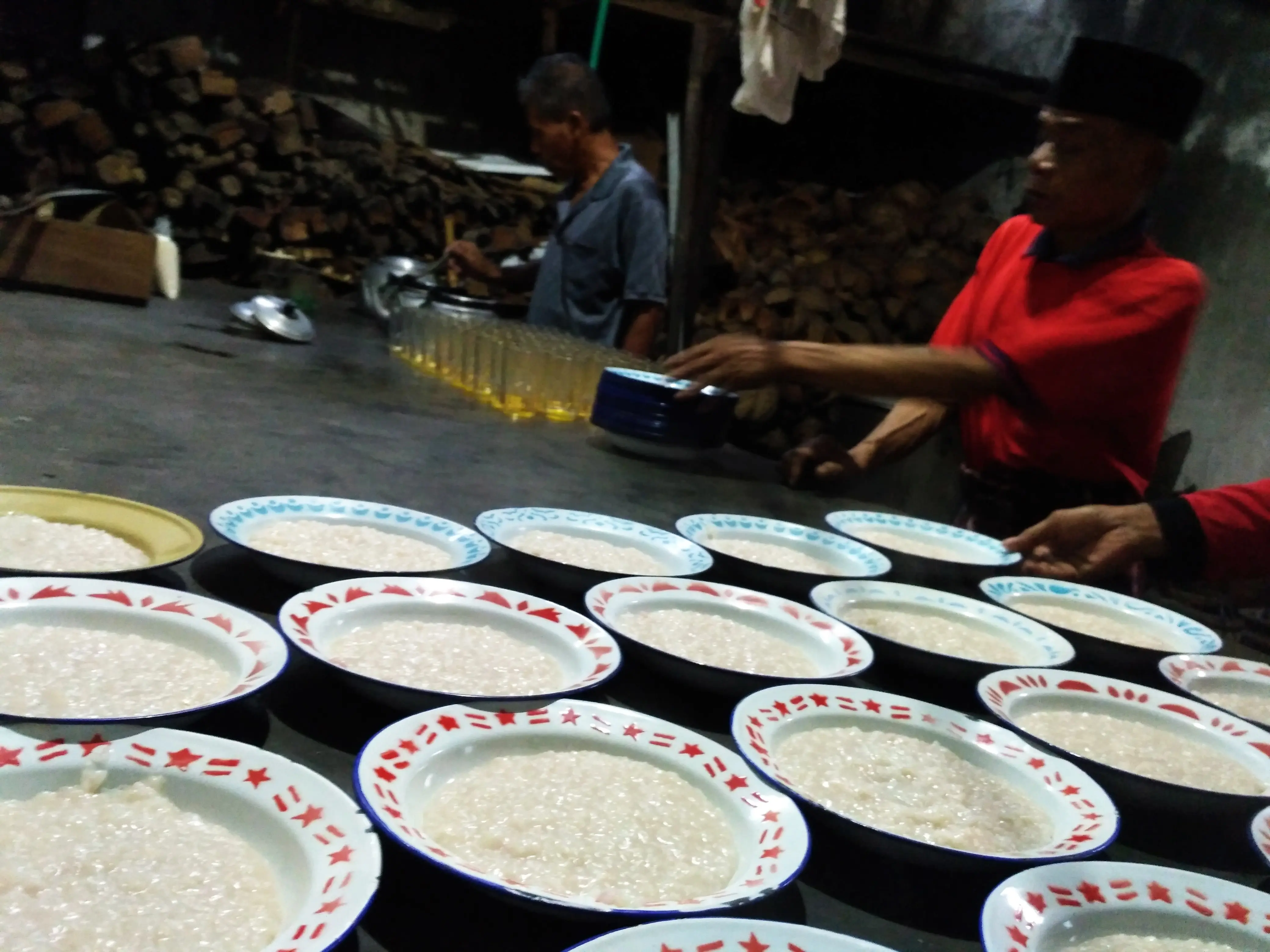 Masjid Sabiilurrosya.ad, Dusun Kauman, Desa Wijirejo, Kecamatan Pandak, Bantul, Daerah Istimewa Yogyakarta, melestarikan tradisi berbuka puasa dengan bubur lodeh. (Liputan6.com/Switzy Sabandar)