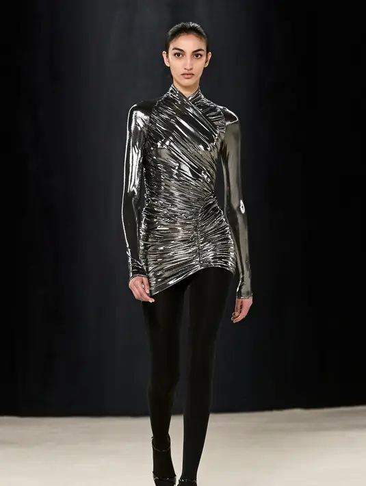 <p>Semangat musim ini membayangkan kembali era yang berbeda dan estetika sinematik melalui lensa Ferragamo yang baru. Para pecinta fashion akan menemukan modernitas yang tegas dari koleksi ini. Foto: Document/Ferragamo.</p>