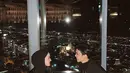 Menikmati makan malam di Burj Khalifa, Dinda Hauw tampil berkelas dengan outfit satin berwarna hitam. Bahan satin pada outfit Dinda membuatnya terlihat elegan. (instagram/dindahw)