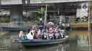 Warga sekitar memanfaatkan jasa penyeberangan perahu eretan untuk memangkas jarak dan waktu ke tempat tujuan. (merdeka.com/Arie Basuki)