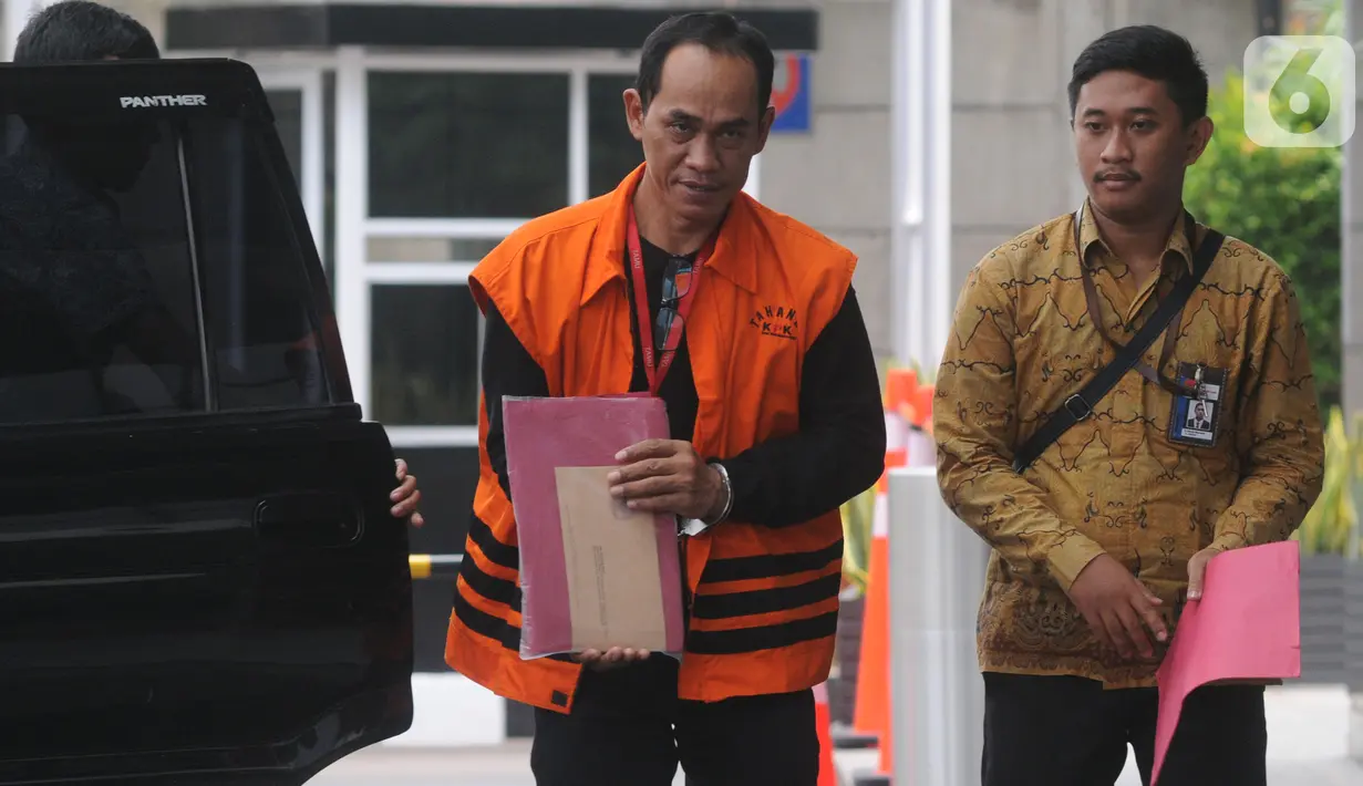 Tersangka penyuap Bupati Bengkayang, Suryadman Gidot, Rodi bersiap untuk menjalani pemeriksaan di Gedung KPK, Jakarta, Jumat (18/10/2019). Rodi diperiksa untuk melengkapi berkas dalam kasus dugaan suap proyek Pemerintah Kabupaten Bengkayang, Kalimantan Barat Tahun 2019. (merdeka.com/Dwi Narwoko)