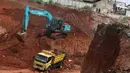 Alat berat mengeksekusi lahan dan bangunan milik  warga yang terkena proyek Jalan Tol Cinere-Jagorawi (Cijago) di Baktijaya, Sukmajaya, Depok, Jawa Barat, Selasa (11/12). Sebanyak 30 rumah dieksekusi dalam proyek ini. (Liputan6.com/Immanuel Antonius)