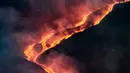 Aliran lava dari Gunung Etna saat erupsi di Catania, Sisilia Italia, Rabu, 12 Agustus 2026. (AFP/ Etna Walk)