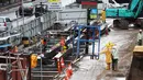 Pekerja saat menyelesaikan pembangunan proyek Mass Rapid Transit (MRT) di Kawasan Thamrin, Jakarta, Rabu (4/3/2015). Pengeboran jalur MRT dan stasiun bawah tanah akan dimulai pada Agustus 2015 mendatang. (Liputan6.com/Faizal Fanani)