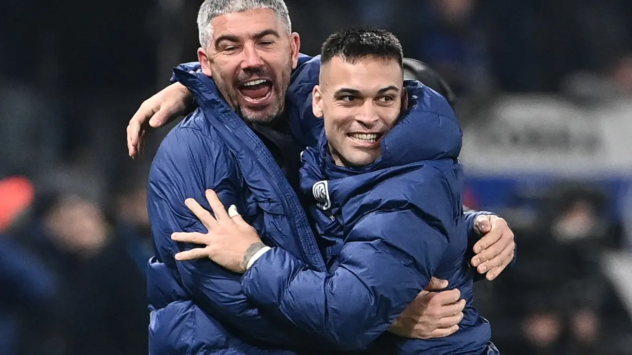 Asisten Pelatih Inter Milan Aleksandar Kolarov (Kiri) dan Lautaro Martinez