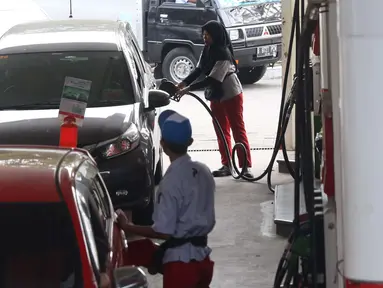 Petugas melayani konsumen yang mengisi bahan bakar kendaraannya di SPBU kawasan Jakarta, Selasa (26/11/2019). PT Pertamina (Persero) mulai menyediakan solar dengan kandungan 30 persen Fatty Acid Methyl Ester (FAME) yang berbahan baku minyak sawit. (Liputan6.com/Angga Yuniar)