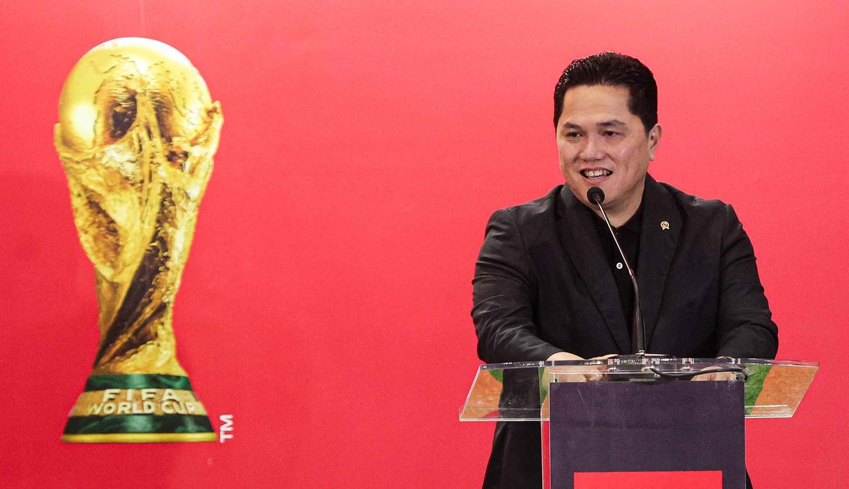 Menteri Pemuda dan Olahraga (Menpora) Republik Indonesia yang juga Ketua Umum Persatuan Sepak Bola Seluruh Indonesia (PSSI), Erick Thohir menyambut baik kedatangan trofi Piala Dunia ke Indonesia. Tampak dalam foto, Menteri Pemuda dan Olahraga (Menpora) Republik Indonesia yang juga Ketua Umum Persatuan Sepak Bola Seluruh Indonesia (PSSI), Erick Thohir memberi sambutan pada seremoni gelaran FIFA World Cup Trophy Tour by Coca-Cola di Jakarta International Convention Center (JICC), Senayan, Jakarta, Kamis (22/1/2026). (Bola.com/Abdul Aziz)