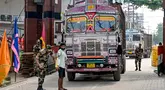 Personel Pasukan Keamanan Perbatasan (BSF) memeriksa seorang pengemudi truk ketika ia kembali ke India setelah mengantarkan pasokan ke Bangladesh, di perbatasan India-Bangladesh, Petrapole, sekitar 100 km sebelah timur laut Kolkata pada tanggal 6 Agustus 2024. (Dibyangshu SARKAR/AFP)