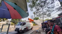 Sebuah mobil gunner spraying melakukan penyemprotan cairan disinfektan di kawasan Senayan, Jakarta, Senin (31/8/2020). Data dari Kementerian Kesehatan dalam 24 jam terakhir sampai Minggu (30/8), kasus baru COVID-19 di Jakarta menembus angka 1.094 atau terbanyak nasional. (Liputan6.com/Fery Pradolo)
