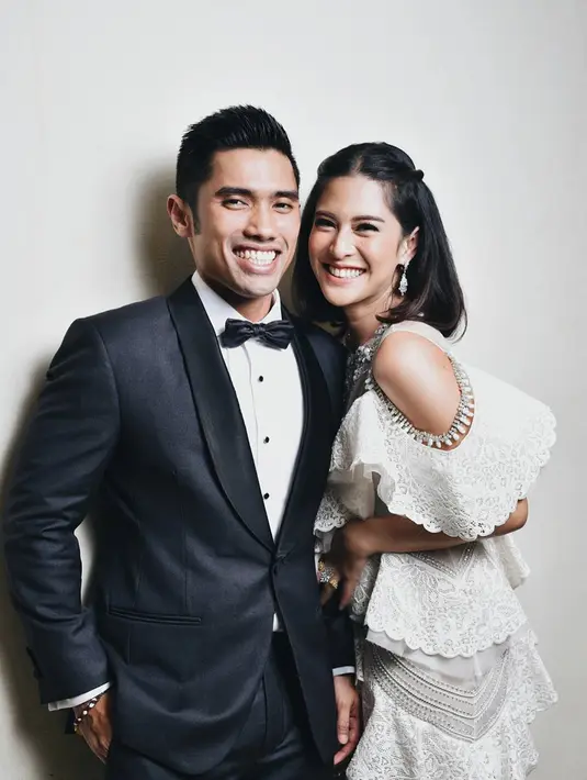 Meskipun sang suami bukan dari dunia hiburan, Indra tetap setia menemani Dian diberbagai kesempatan. (Liputan6.com/IG/therealdisastr)