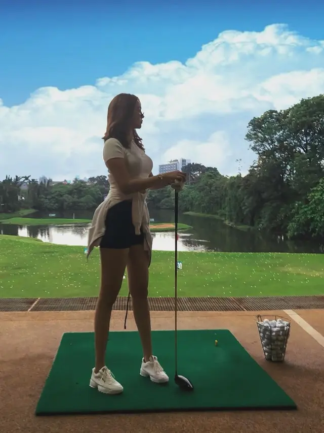 Jaga Postur Tubuh, Ini 7 Gaya Anya Geraldine saat Berolahraga