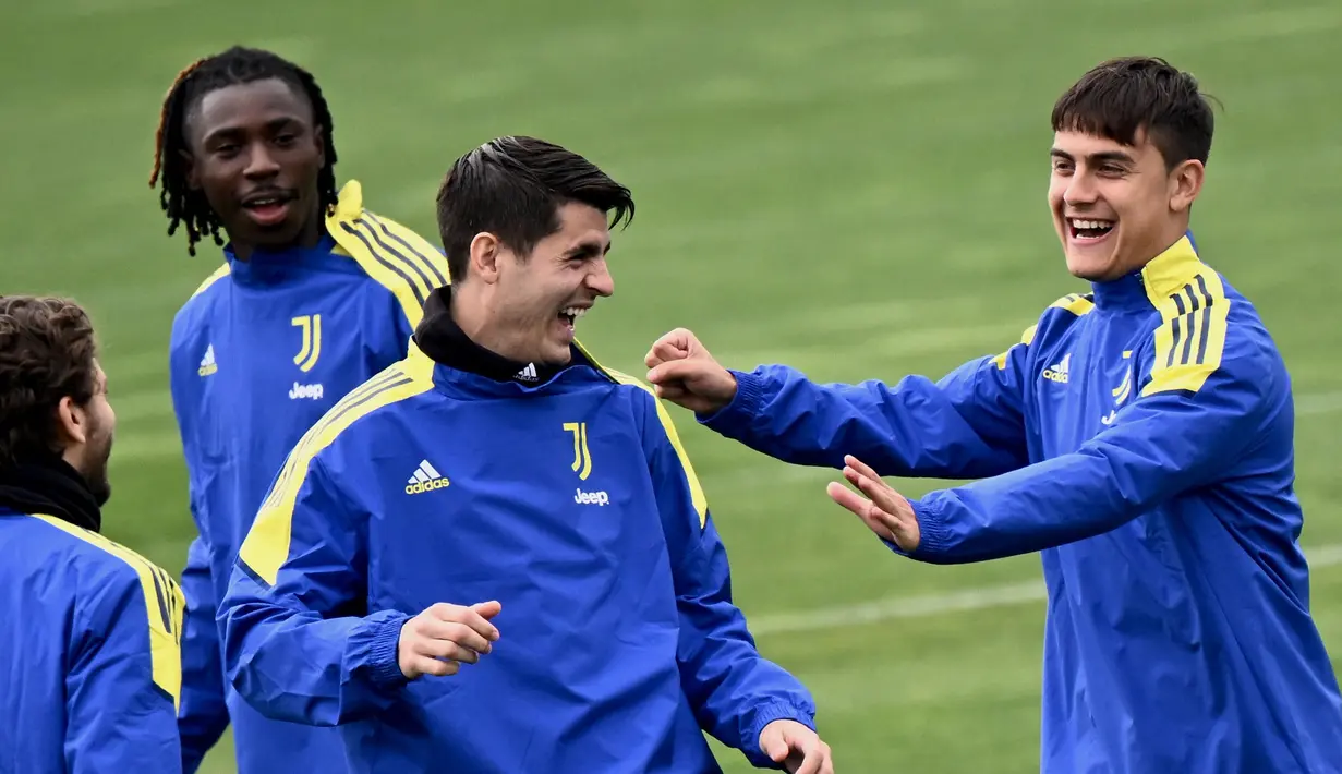 Penyerang Juventus, Alvaro Morata (kedua kiri) bersama rekan setimnya tertawa selama sesi latihan di tempat latihan Continassa di Turin, Italia (15/3/2022). Juventus akan menghadapi Villarreal pada leg kedua babak 16 besar Liga Champions di Allianz Stadium. (AFP/Marco Bertorello)