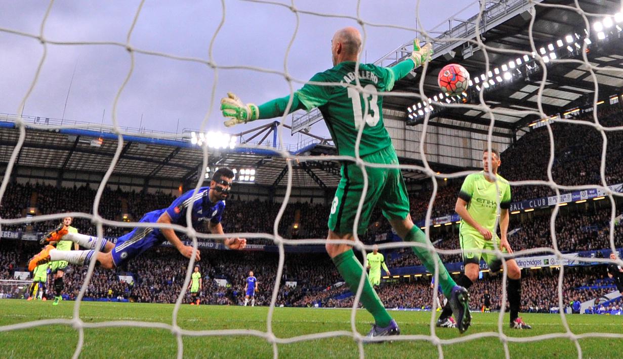 Striker Chelsea, Diego Costa, menyundul bola yang berbuah gol ke gawang Manchester City dalam laga putaran kelima Piala FA di Stadion Stamford Bridge, London, Minggu (21/2/2016) malam WIB. (AFP/Glyn Kirk)