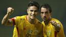 Pemain Bhayangkara FC, Flavio Junior bersama Ramiro Fergonzi, merayakan gol ke gawang Barito Putera pada laga Liga 1 2019 di Stadion Patriot, Bekasi, Selasa (29/5). Bhayangkara menang 4-2 atas Barito. (Bola.com/Yoppy Renato)