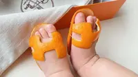 Sandal bayi dari kulit jeruk yang modelnya terinspirasi keluaran merek mewah Hermes. (dok. Facebook/MarketingBait)