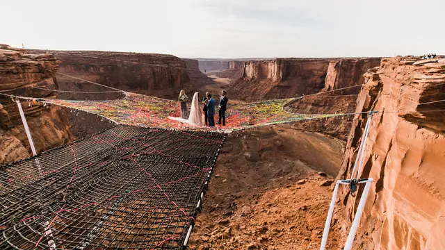 [Bintang] Nikah di Ketinggian, Foto-foto Pasangan Ini Bikin Jantung Longsor