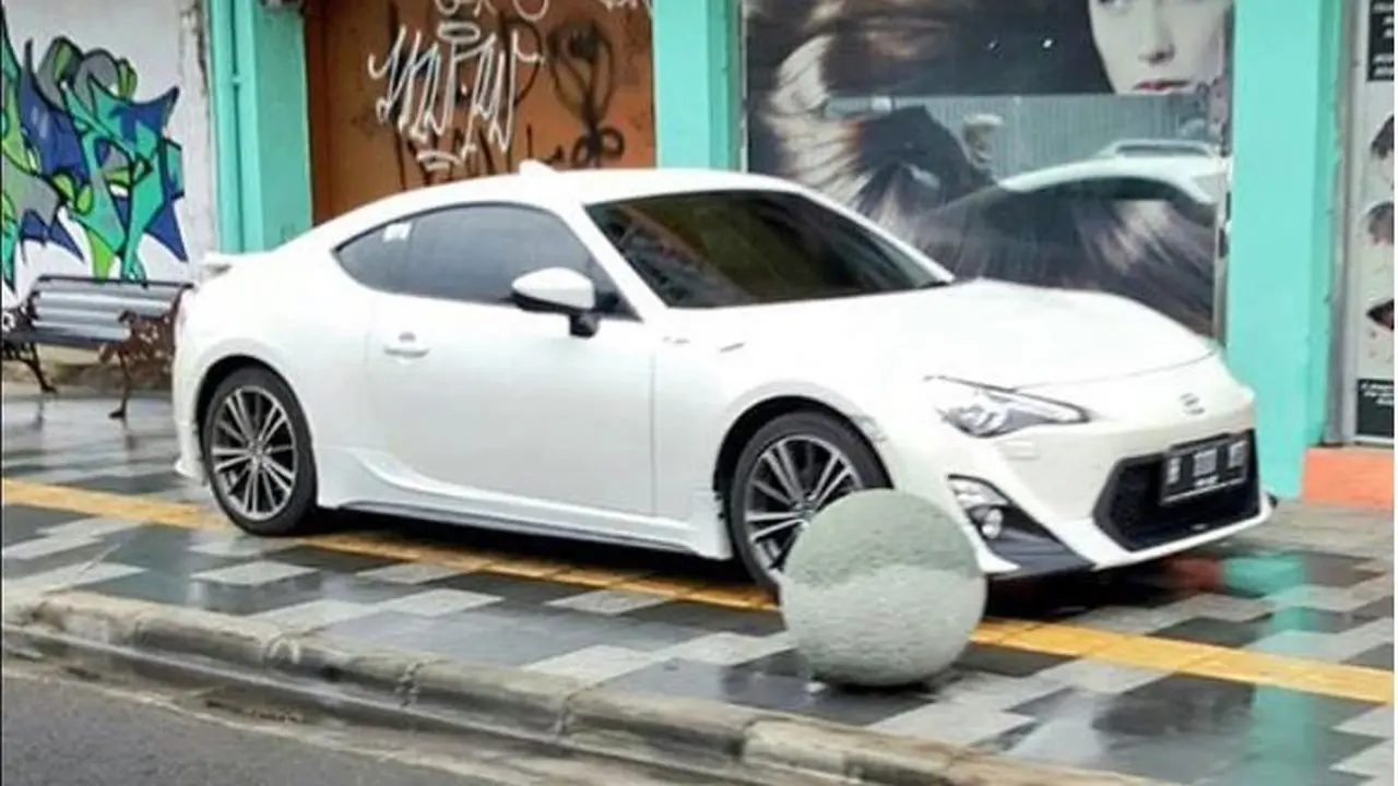 Toyota 86 Parkir Sembarangan