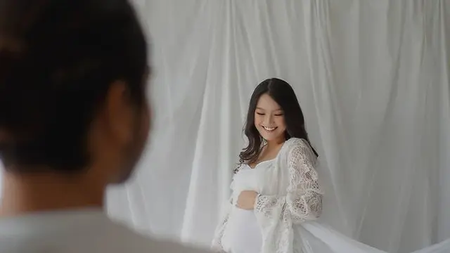 Siap Sambut Anak Pertama, Ini 6 Potret Maternity Shoot Ana Riana Serba Putih