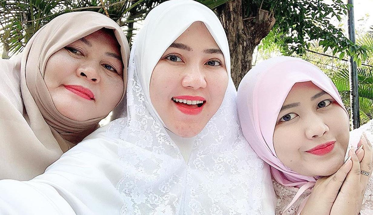 Foto Keluarga Via Vallen : Rayakan Ulang Tahun Sang Ayah, Via Vallen