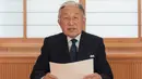 Kaisar Jepang Akihito saat berpidato di Istana Kekaisaran di Tokyo, Jepang, (7/8). Video rekaman pidato berdurasi 10 menit ini ditayangkan di stasiun televisi nasional membuat warga Jepang terkejut. (Imperial Household Agency of Japan/Handout via Reuters)