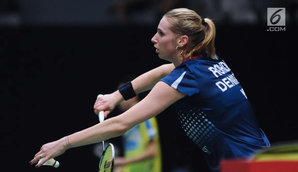 Tunggal puteri Denmark, Natalia Koch Rohde melakukan pukulan pertama ke arah Chen Xiaoxin (Tiongkok) pada babak pertama turnamen Indonesia Masters 2018 di Istora Senayan, Jakarta, Rabu (24/1). Natalia kalah 10-21, 3-21. (Liputan6.com/Helmi Fithriansyah)