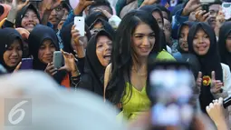 Angel Karamoy saat berpose bersama fans di salah satu stasiun tv, Jakarta, Rabu (30/12). Angel Karamoy rupanya masih mengunci bibir terkait isu keretakan rumahtangganya dengan Steven Rumangkang. (Liputan6.com/Herman Zakharia)