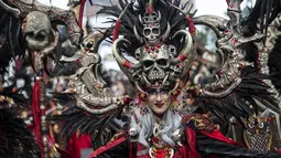 Seorang peserta mengenakan kostum dalam Jember Fashion Carnaval (JFC) di Jember, Provinsi Jawa Timur pada Minggu (4/8/2019). Kegiatan ini mengangkat tema 'tribal grandeur', dengan menghadirkan keagungan 8 suku di dunia. (Photo by JUNI KRISWANTO / AFP)