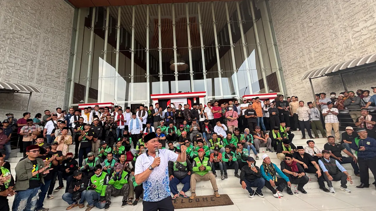 Puluhan massa dari pengemudi ojek online (ojol), serta perwakilan aliansi masyarakat, menggelar aksi damai di depan Gedung DPRD Kota Tangsel, Senin (1/9/2025) (Liputan6.com/Pramita Tristiawati)
